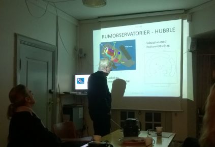 Jørgen Enkelund er i gang med at forklare omkring Hubble teleskopet.